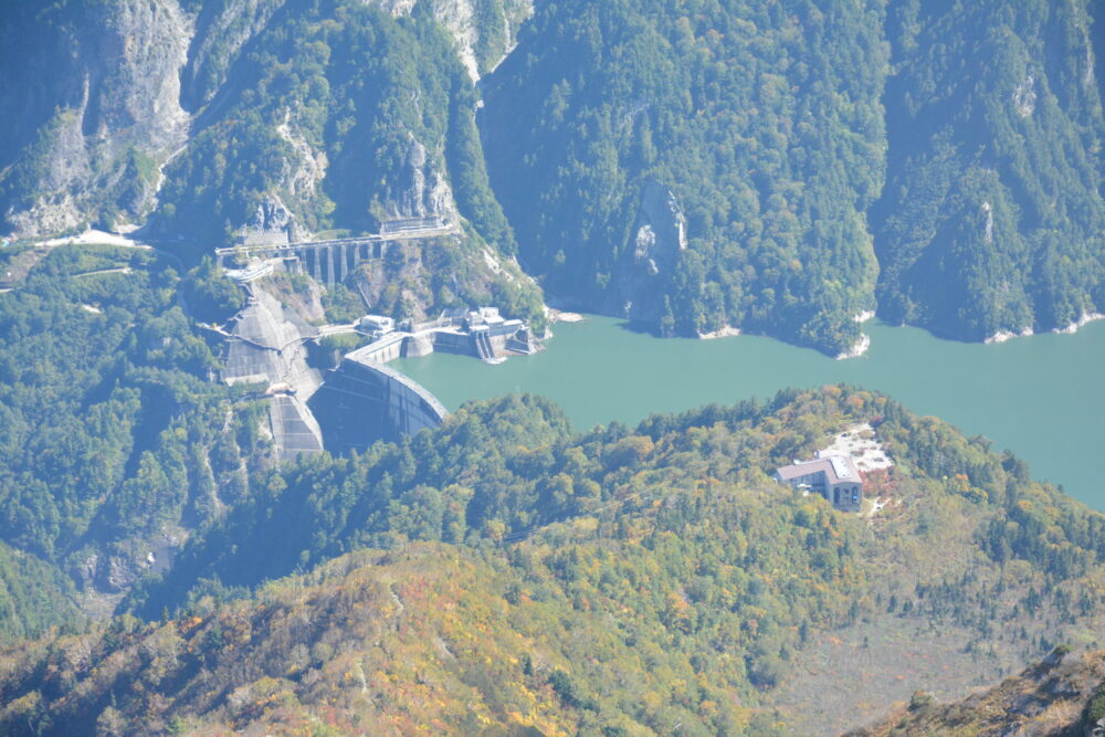 立山の雄山山頂から見た黒部ダム