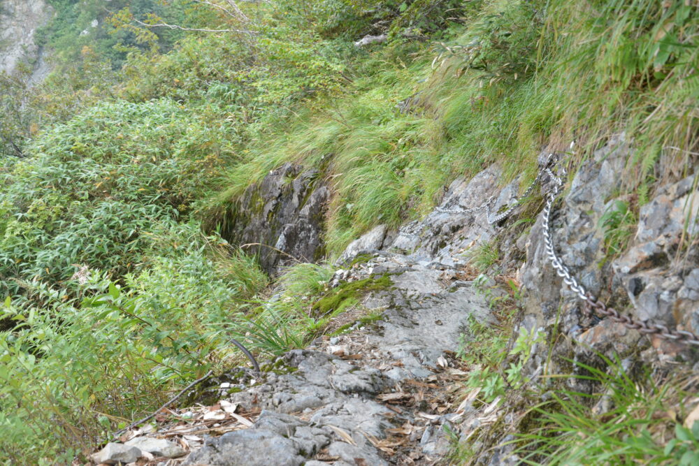 白馬鑓ヶ岳から白馬鑓温泉への登山道のクサリ場