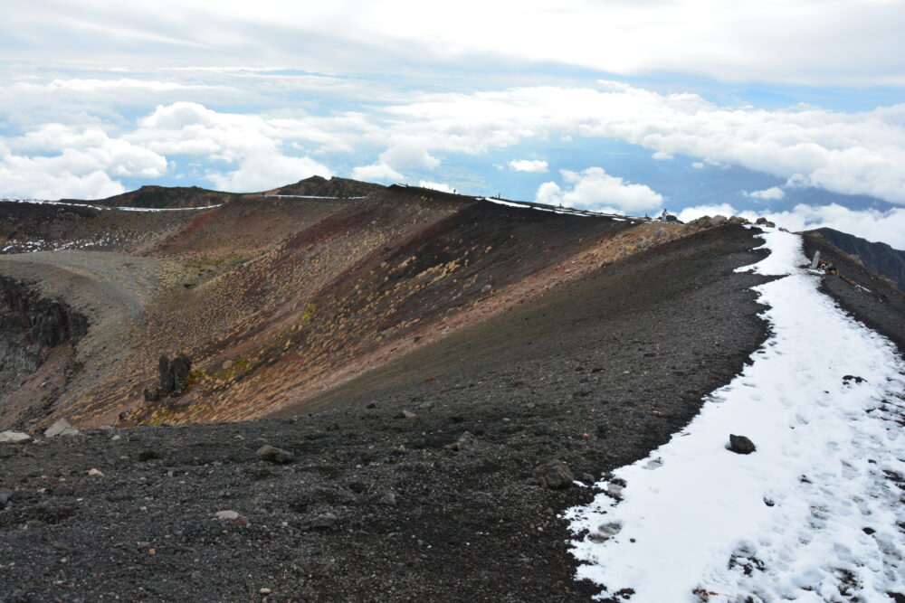 岩手山山頂から見たお鉢（火口）