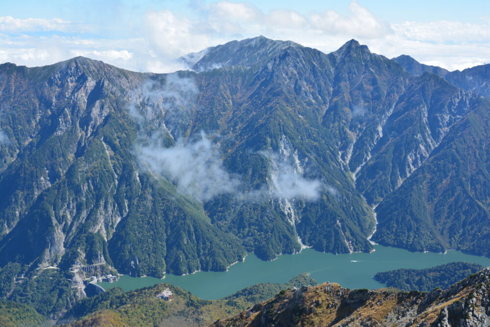 立山の雄山山頂から見た黒部湖と山々