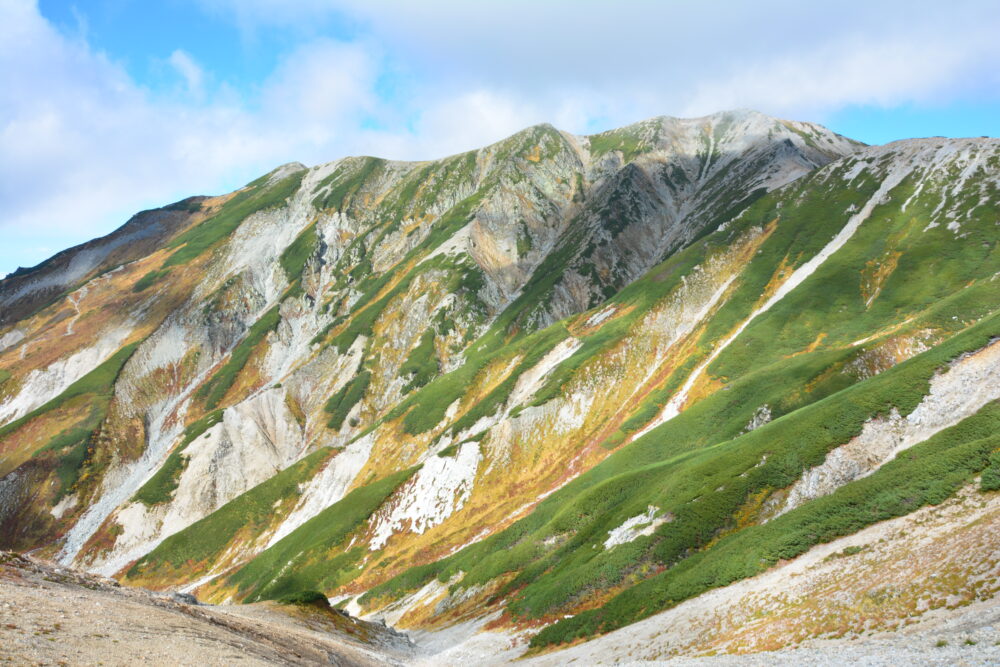 立山の大走りから見た別山の山肌と紅葉