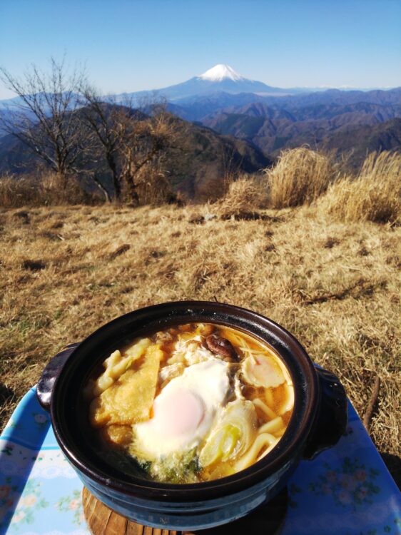 鍋割山荘の鍋焼きうどんと富士山