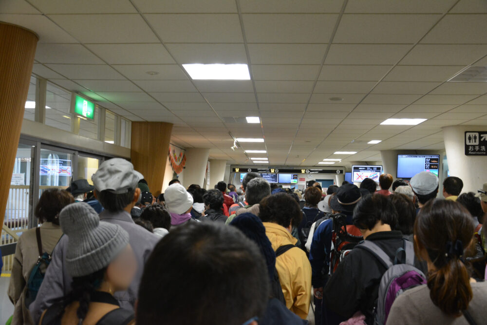 扇沢駅で並ぶ人々