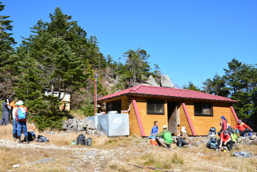 恵那山山頂の避難小屋