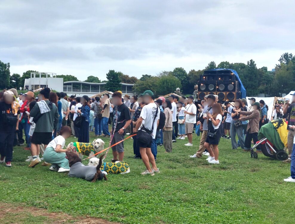 イベント・ベジライフで賑わう人々と犬