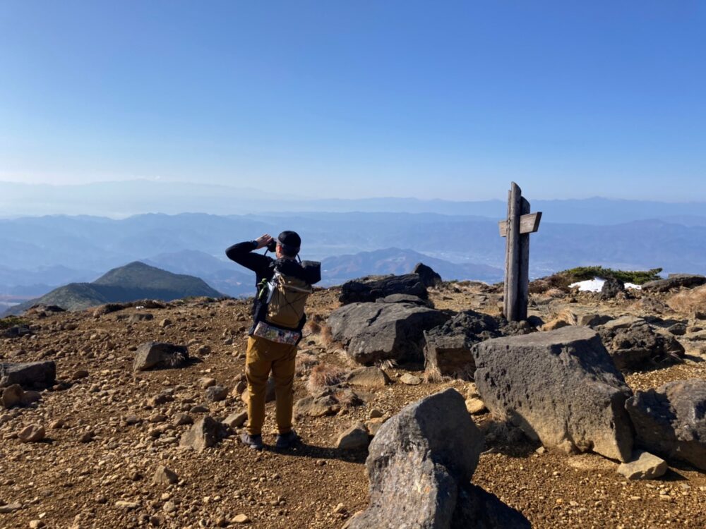 蔵王山・熊野岳山頂で写真を撮る人