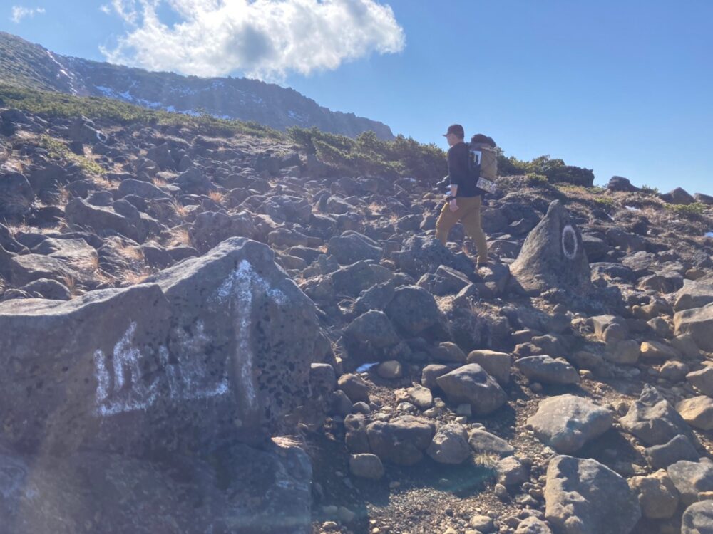 蔵王山の登山道を歩く登山者