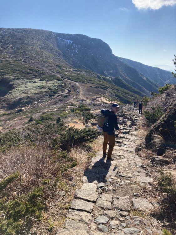 蔵王山の登山道を歩くハイカー