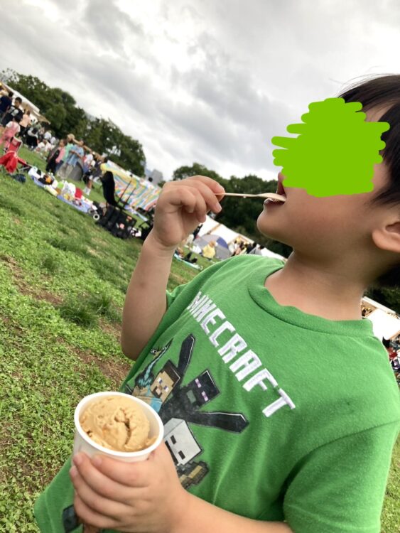 イベント・ベジライフでアイスを食べる男の子