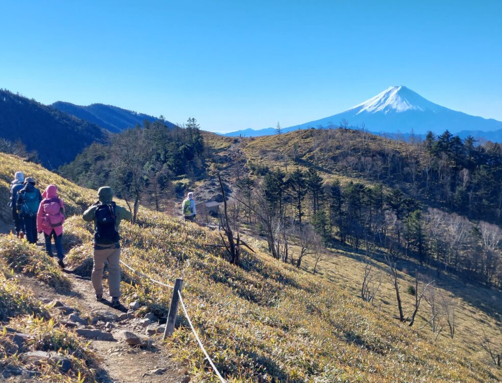 大菩薩嶺の稜線を歩く登山者と富士山