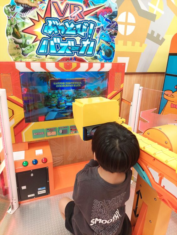 キッズーナ大宮のゲームコーナーで遊ぶ子供