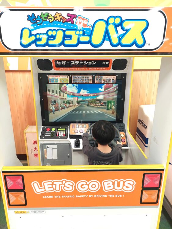 キッズーナ大宮のゲームコーナーで遊ぶ子供