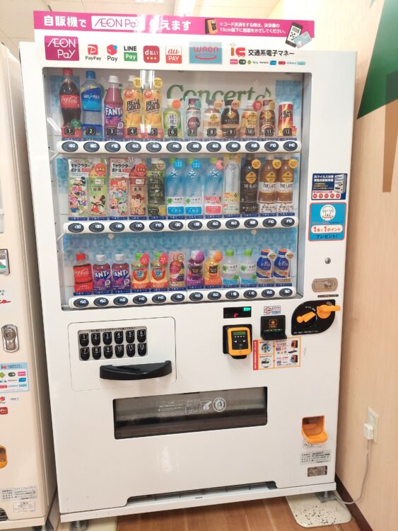 キッズーナ大宮の飲食コーナーにあるジュースの自販機