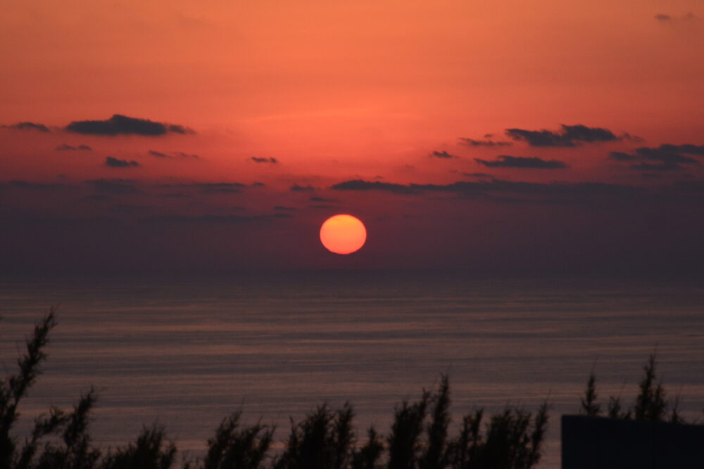 青ヶ島・ビジネス宿中里の屋上で見たまん丸夕日