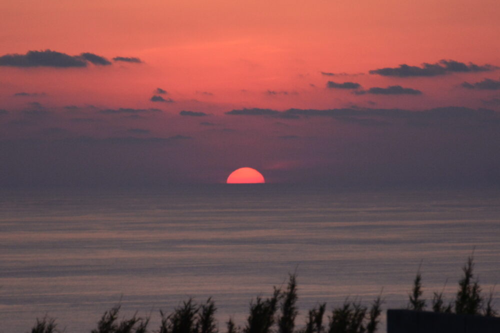 青ヶ島・ビジネス宿中里の屋上で見たまん丸夕日