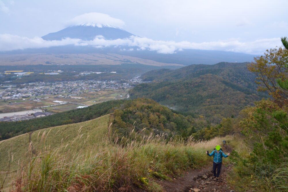 杓子山の登山道と富士山