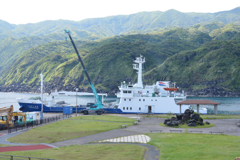 八丈島・底土港に停泊しているあおがしま丸