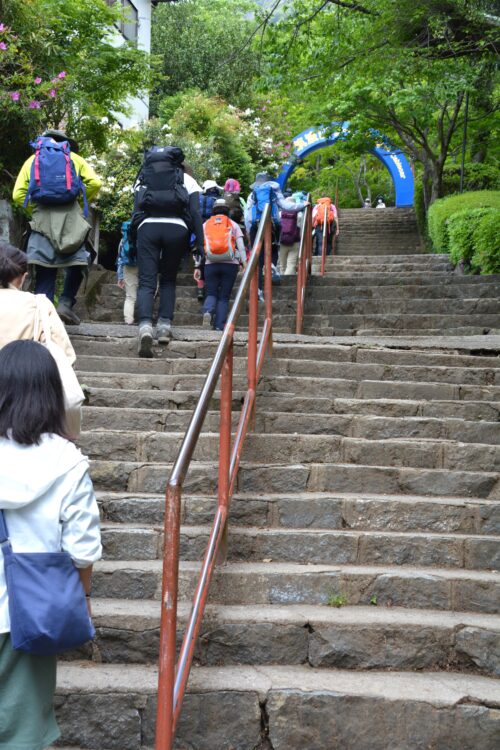 筑波山神社からケーブルカー乗り場へ続く道