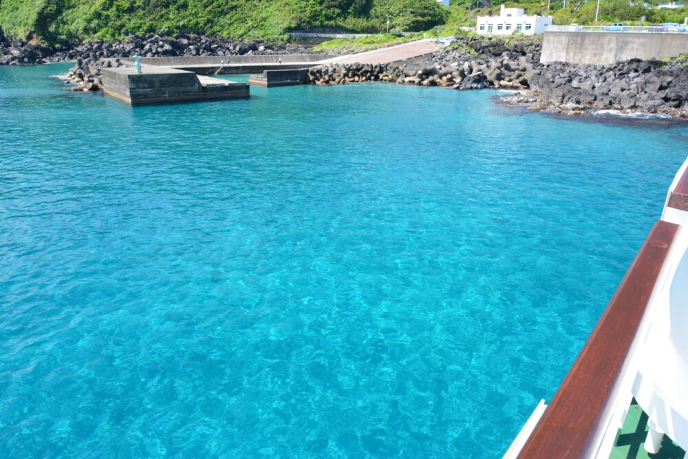 あおがしま丸の甲板から見た底土港の海