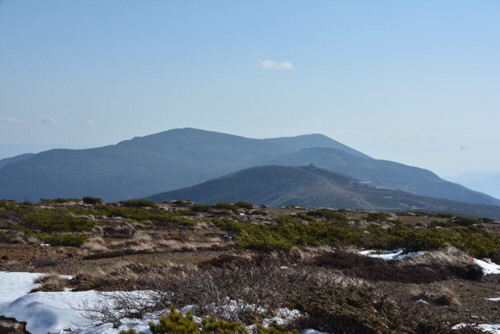 蔵王山・熊野岳山頂から見る屏風岳