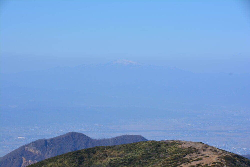 蔵王山・熊野岳山頂から見る月山