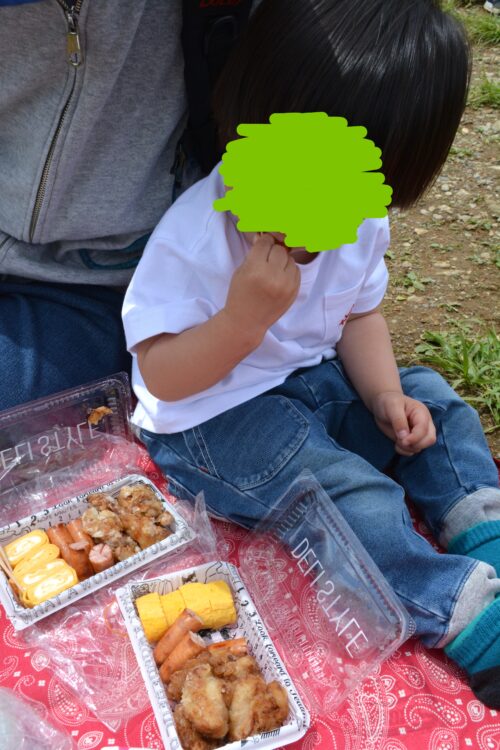 筑波山・御幸ヶ原でお弁当を食べる子供