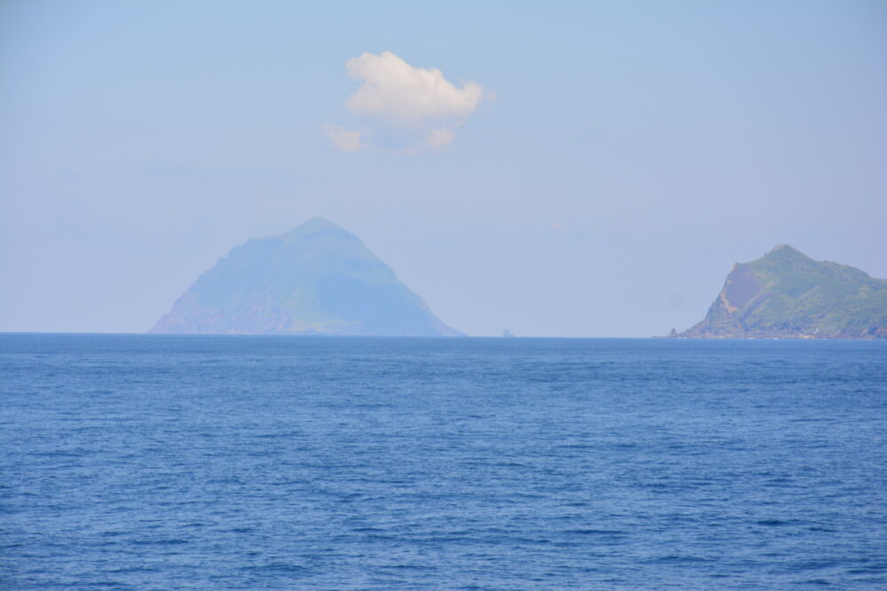 あおがしま丸から見た八丈小島