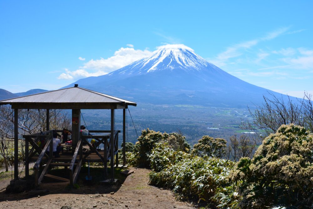 竜ヶ岳の東屋と富士山