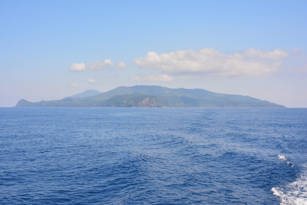 あおがしま丸から見た八丈島