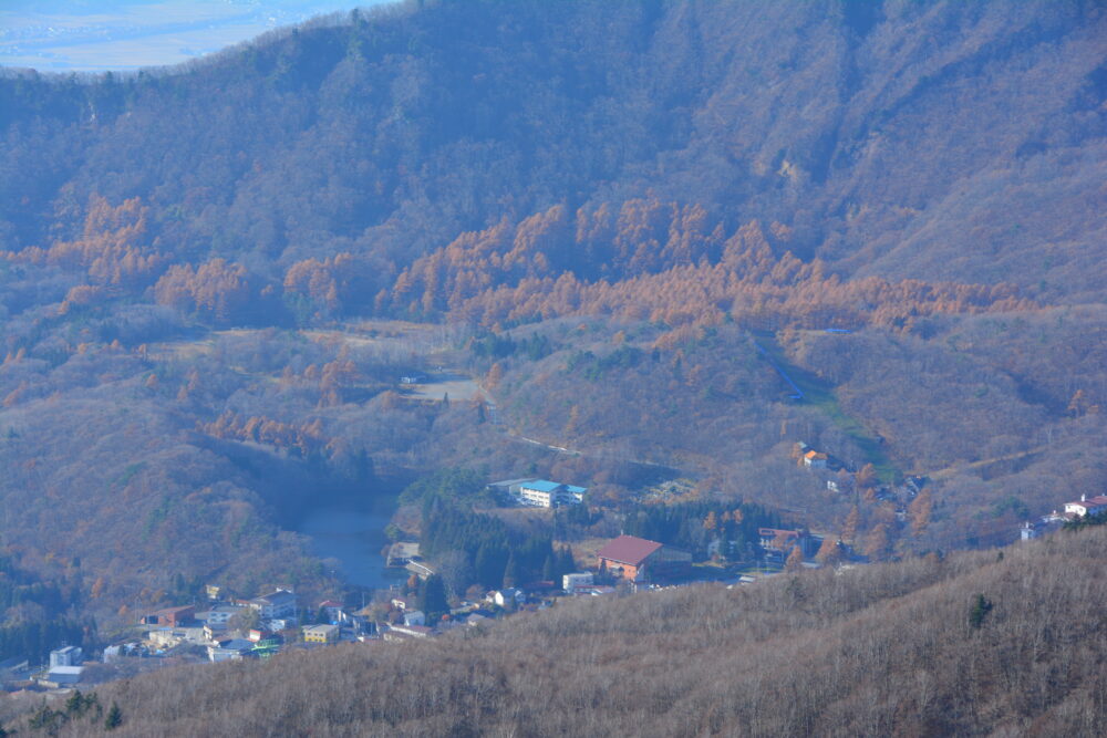 蔵王ロープウェイ地蔵山頂駅の展望デッキから眺めた蔵王温泉街と紅葉