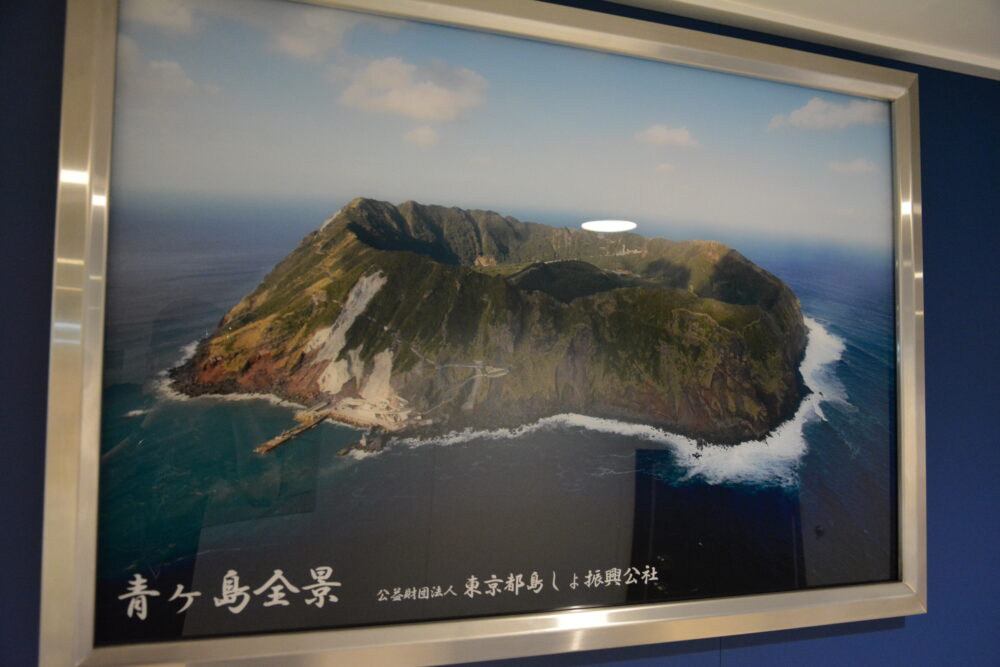 あおがしま丸の船内ある青ヶ島の全景写真