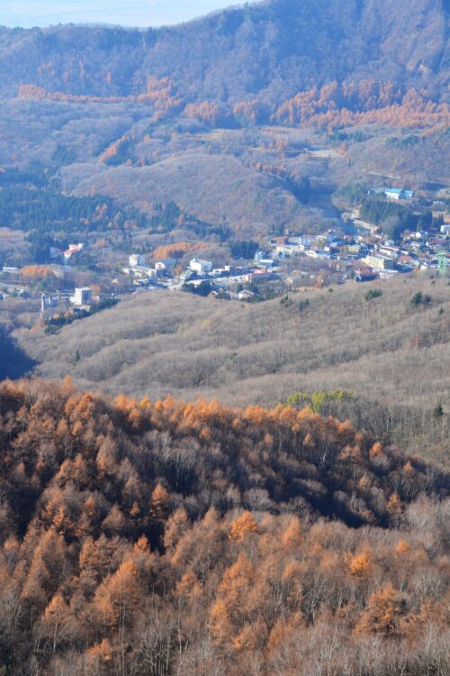 蔵王温泉街と紅葉