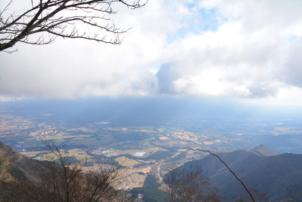 毛無山から眺める雲に隠れた富士山