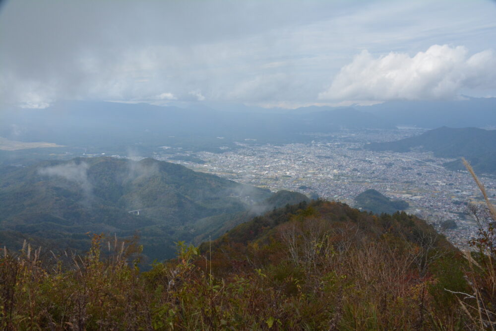 杓子山山頂から眺める富士吉田の町