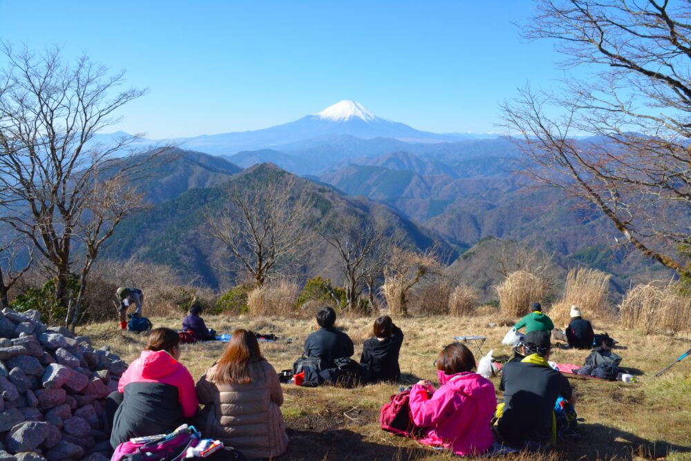 鍋割山山頂で賑わう人々と富士山