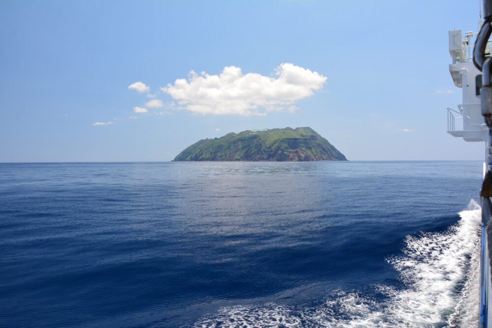 あおがしま丸から見た青ヶ島