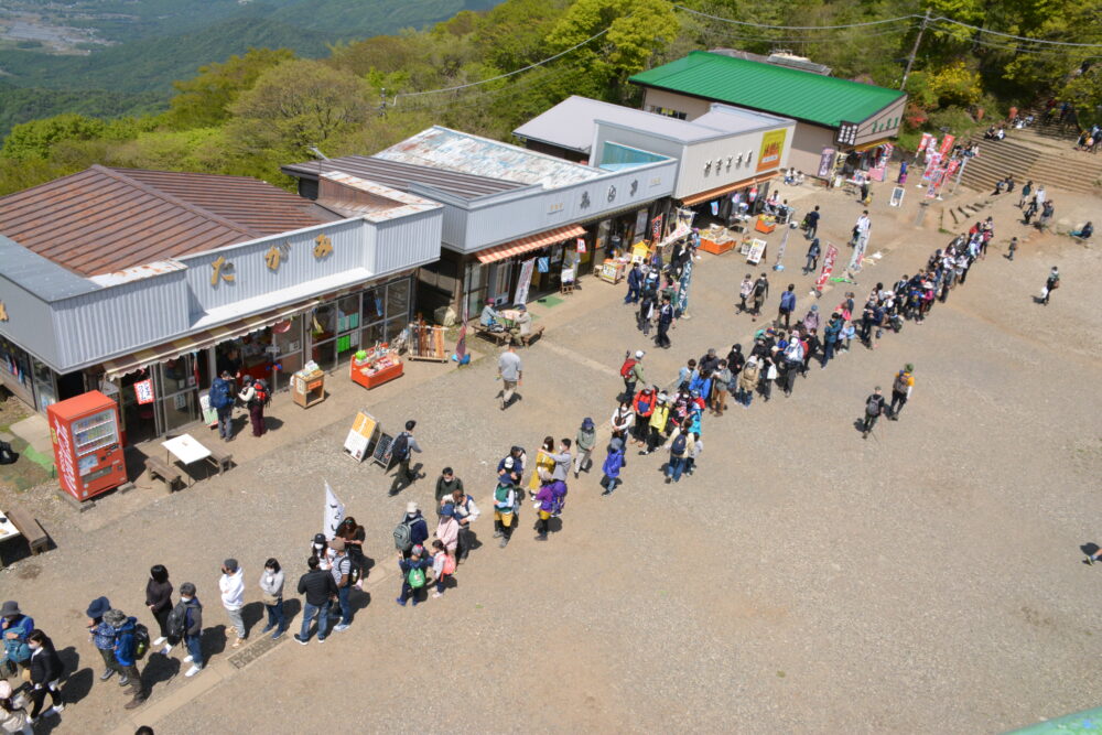 筑波山・コマ展望台から見たケーブルカーの渋滞