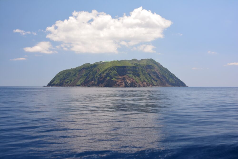 あおがしま丸から見た青ヶ島