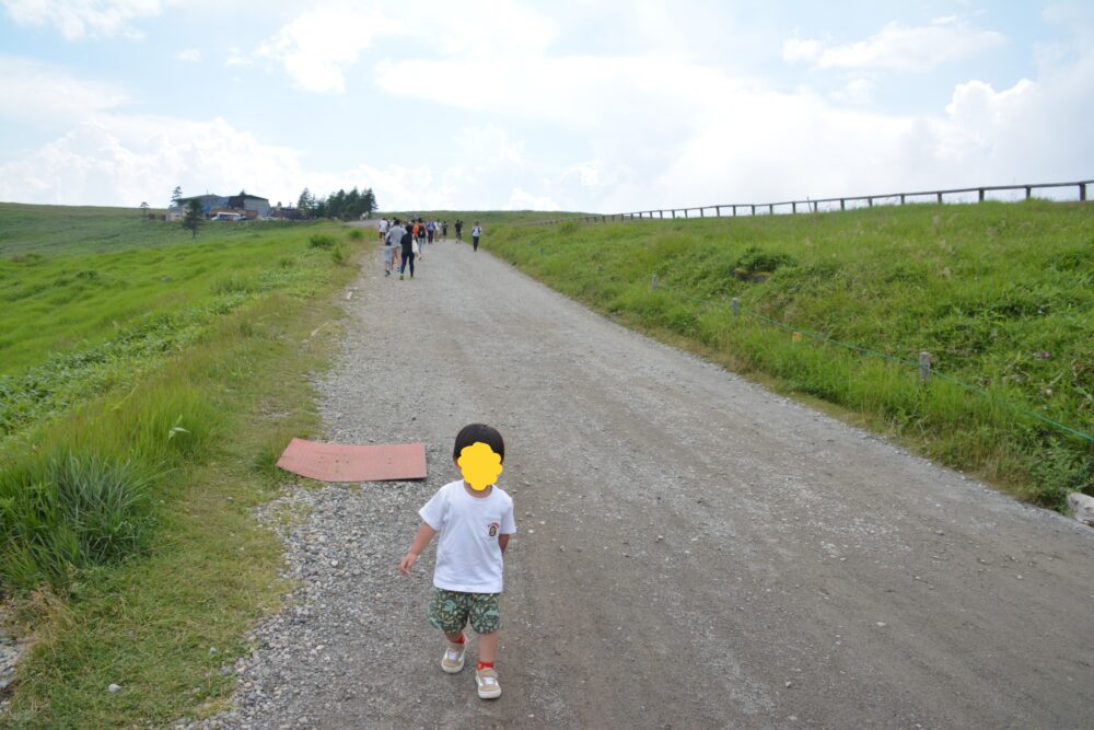 美ヶ原の登山道を歩く子供