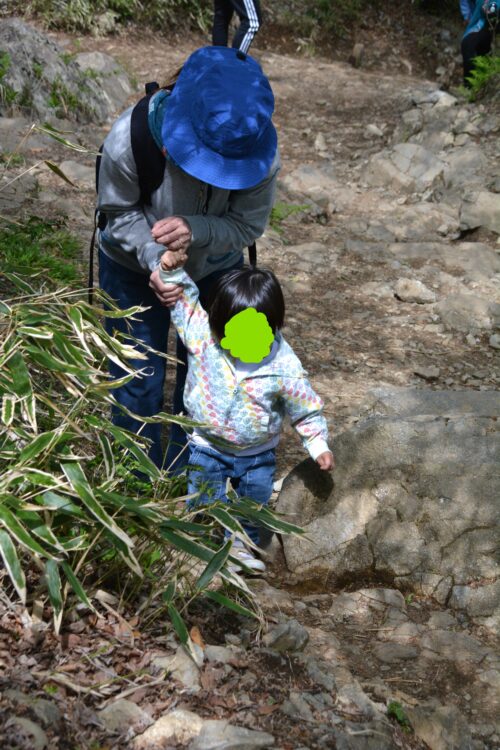 筑波山・男体山の登山道を登る親子