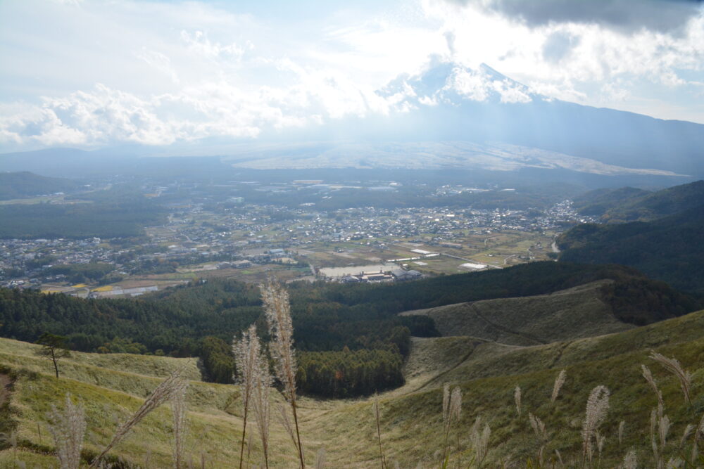 忍野村の町並みと富士山