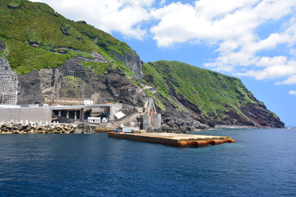 青ヶ島の青ヶ島港（三宝港）