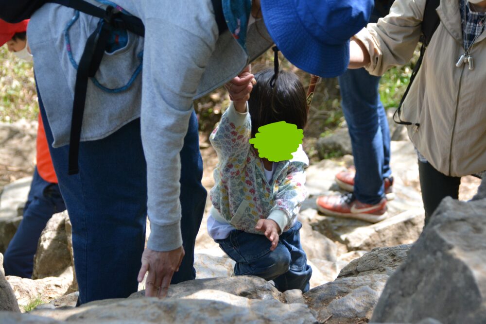 筑波山・男体山の登山道を登る親子