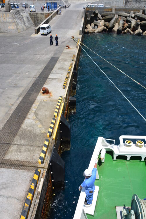 青ヶ島の青ヶ島港（三宝港）に接岸するあおがしま丸