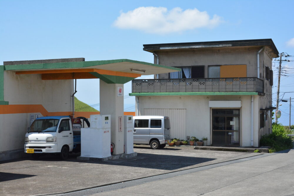 青ヶ島唯一のガススタ兼自動車整備工場兼青ヶ島レンタカー