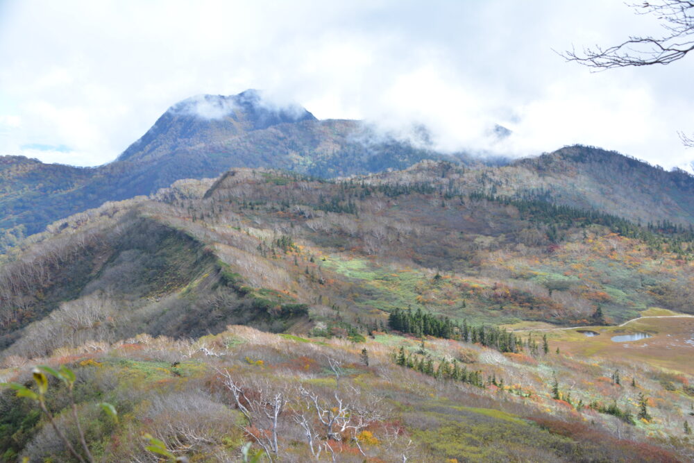 火打山の紅葉と妙高山山頂