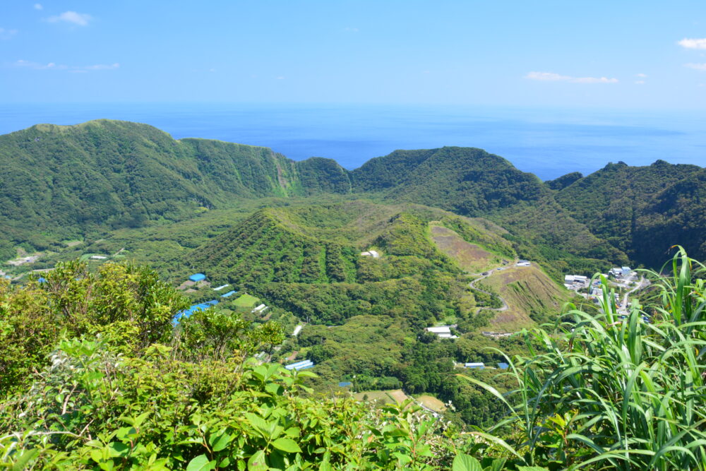 青ヶ島の尾山展望公園から見た二重カルデラ