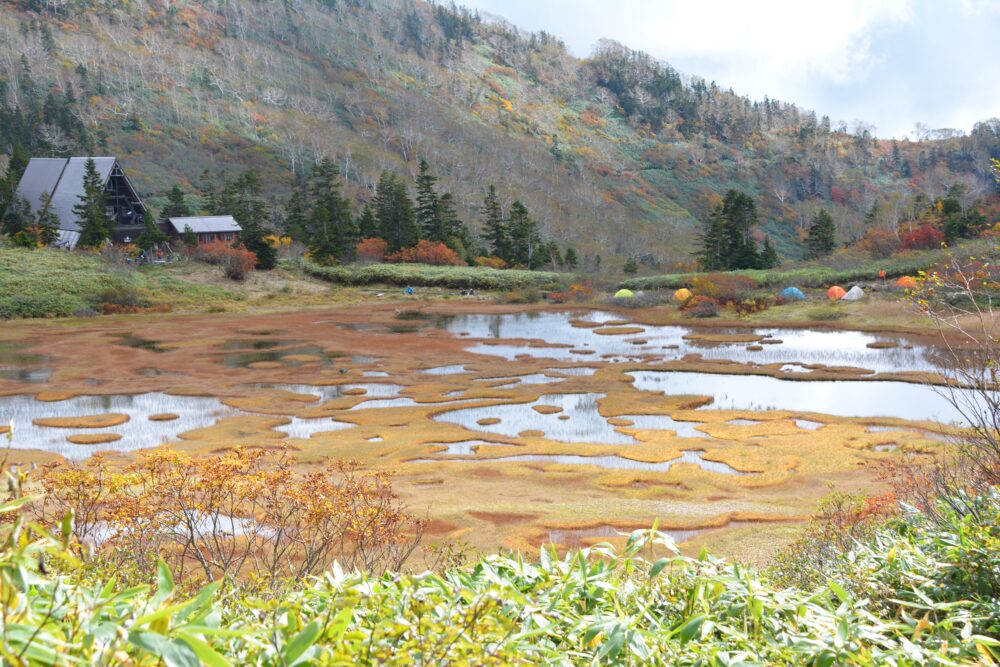 紅葉の火打山の高谷池と高谷池ヒュッテ