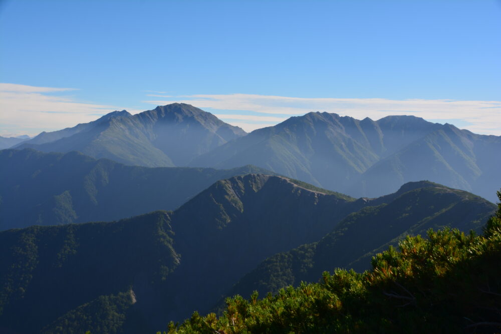 塩見岳山頂から眺めた白峰三山