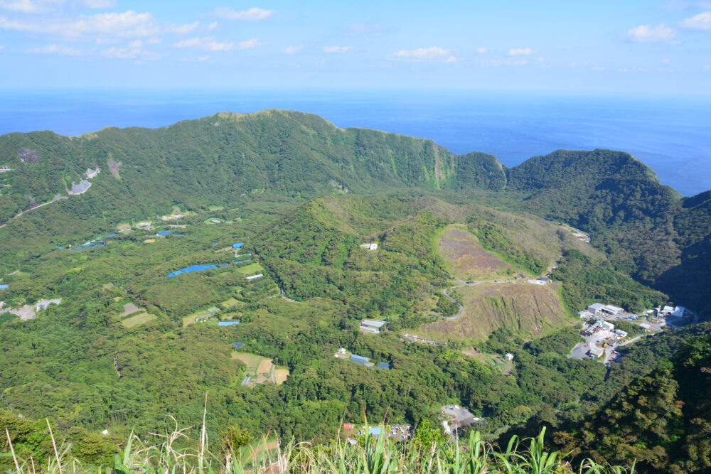 青ヶ島の大凸部からの二重カルデラ